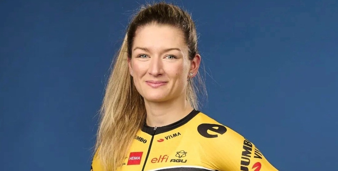 Portret van wielrenster Karlijn Swinkels in geel teamtenue in samenwerking met VDG Unibouw